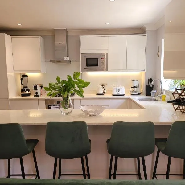 Three Bedroom Apartment by Beautiful Park, hotel in London