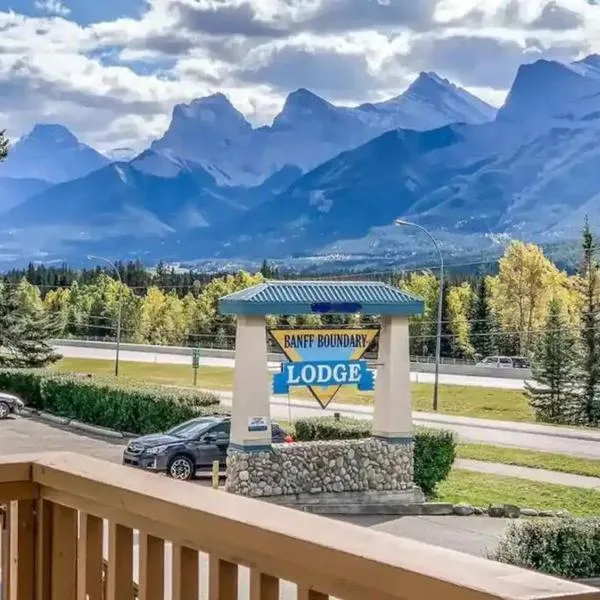 B211 MTN View ground floor town house- 2BD, Sleeps 8, hot tub, free parking, close to Banff, hotel in Canmore