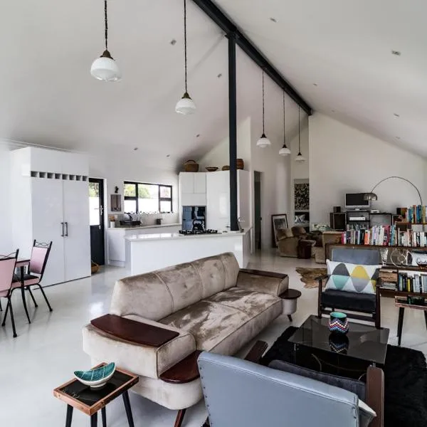 Leisure Isle 2 bedroom home with essential power., hotel in Knysna