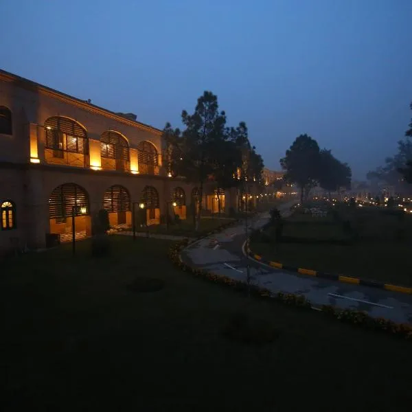 Peshawar Barracks Hotel Estb-1867, hotel di Peshawar