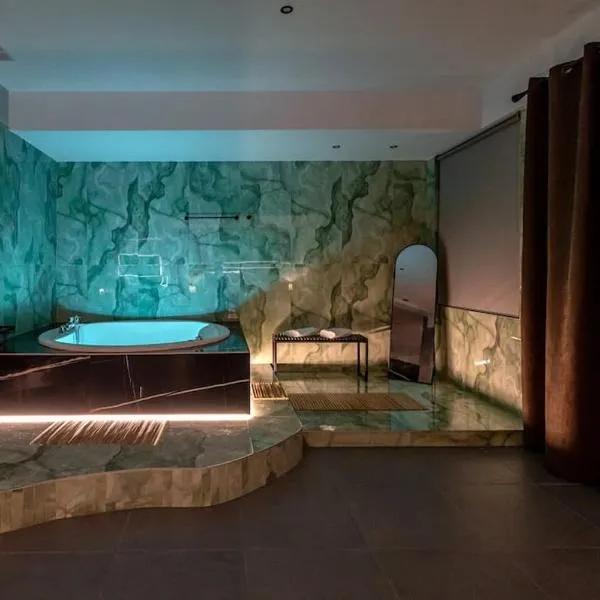 Smaragdi Luxury Jacuzzi Apartment Noho Premium Living, hotel in Athens