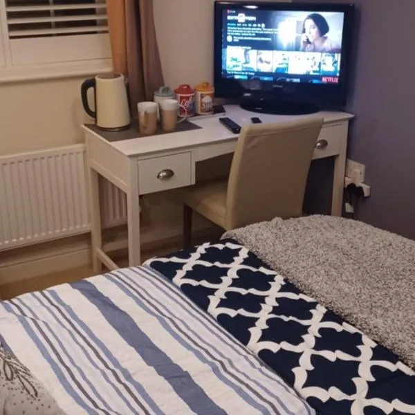 Aylesbury Lovely Double and Single Bedroom with Guest only Bathroom, hotel v destinaci Buckinghamshire