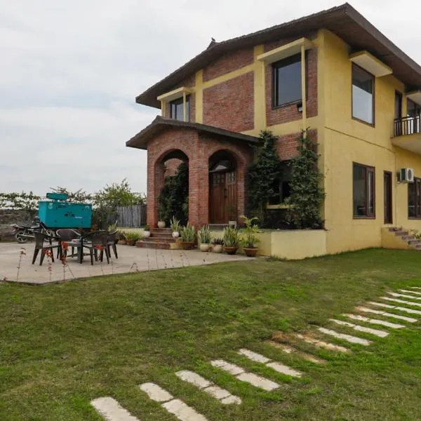 Alaya Stays 3 BHK Farmhouse wit Pvt Pool & Garden - Anantara, ξενοδοχείο σε Gunta