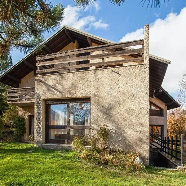 Chalet confortable à Briançon avec vue sur montagne, hôtel à Briançon