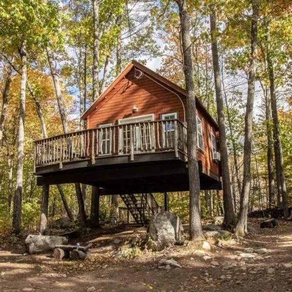 Maine Treehouse-The Spruce Suite, hotell sihtkohas North Lovell