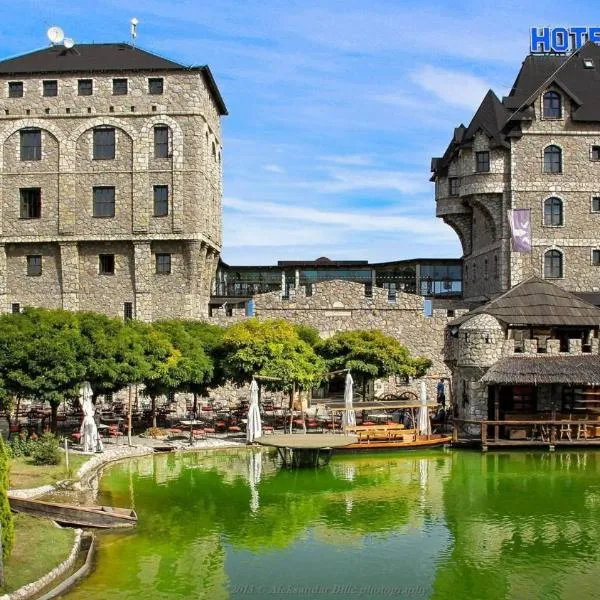 Etno selo Stanišići Hotel Pirg، فندق في Dvorovi