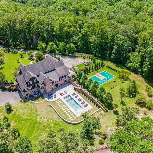 Luxury Mountain Mansion, 7BR, 8 king beds, 10000sf, Views, Pool, Sport Court, Gym, Sauna, Petting Zoo, hotell i Blue Ridge