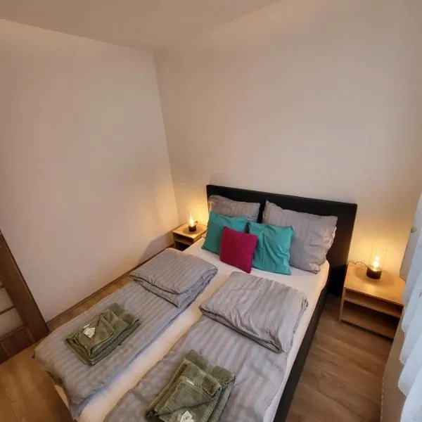 TriAngol Apartman: fürdő, belváros, egyetem，位于杰尔的酒店