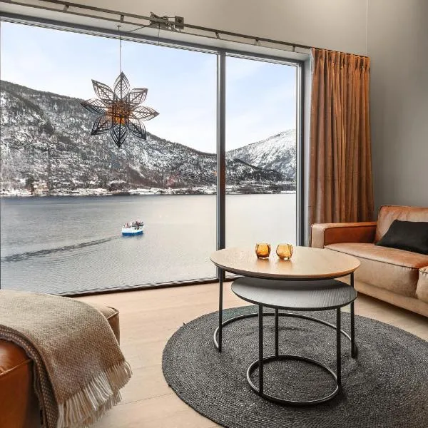 Toppleilighet på bryggen i Sogndal med fantastisk utsikt, hotel in Sogndal