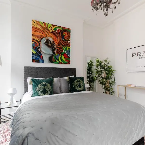 RARE FIND off Oxford St! SOHO 5bed Design House For XXL Groups, khách sạn ở London
