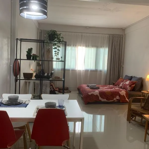 COSY 4th floor with rooftop, hotel in Bangkok