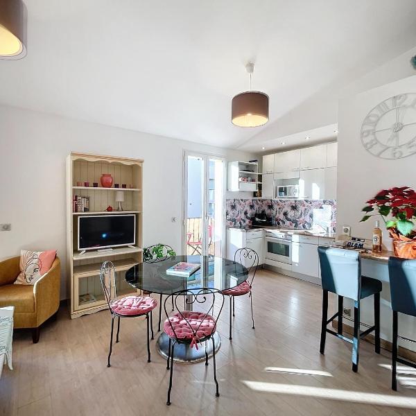 Cannes Close Centre 2 BR 2 bath mezzanine & balconies Exceptional Rating Ideal Families Easy parking by Olam Properties