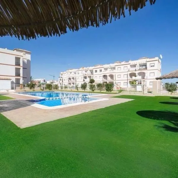 Lovely bungalow with two big terrasses, hotel v destinaci Orihuela