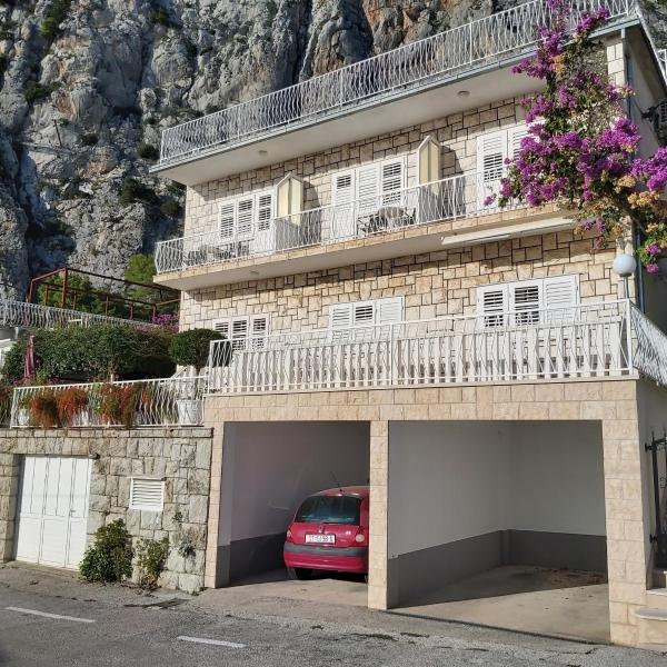 Apartment in Omiš with sea view, balcony, air conditioning, Wi-Fi (161-4)