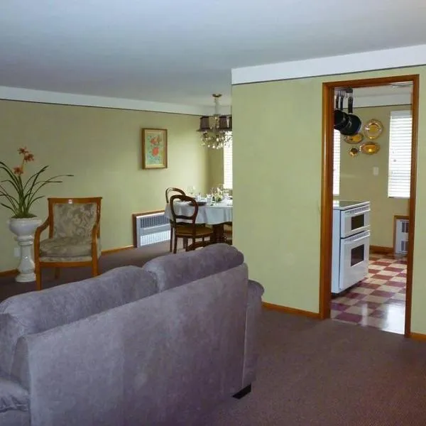 Quiet Residential Wallingford w/PARKING, hotel in Seattle