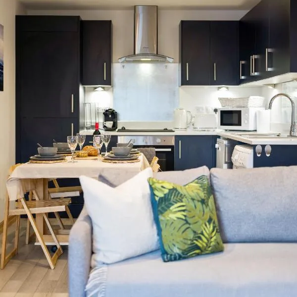 Large, newly renovated, three bedroom TOWN CENTRE split level apartment with free parking, sleeps seven - Walking distance to beach, hotel in Bournemouth