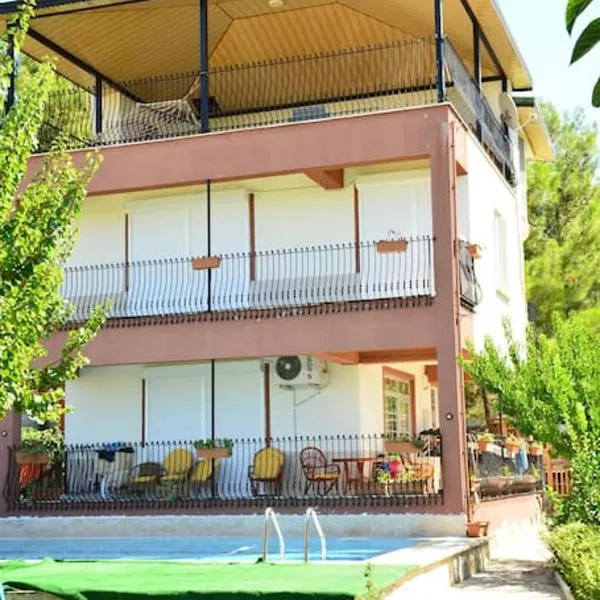 ormanın içinde geniş havuzlu triplex villa, hôtel à Manavgat