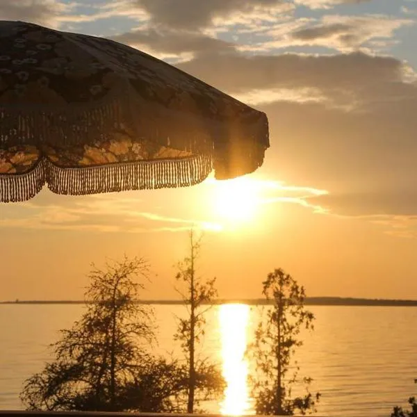 Blue Vista Tobermory Waterfront Cottage, hotel in Tobermory