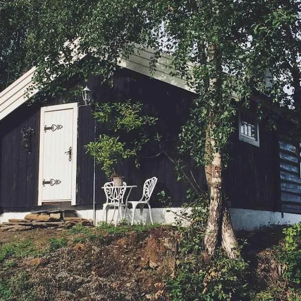 Sjarmerende tømmerhytte på gårdstun, hotel a Baukål