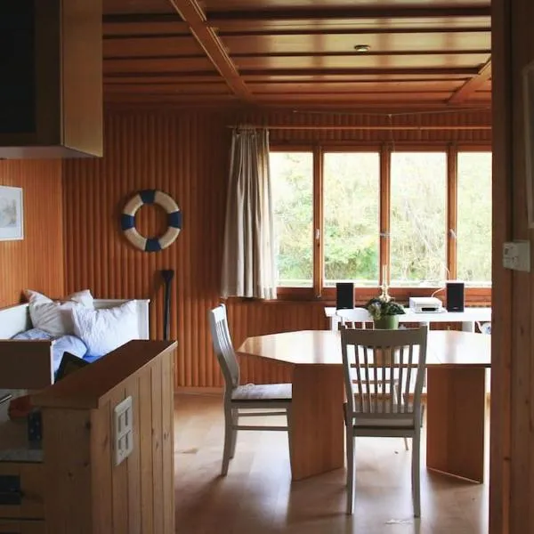 Haus am Seeufer mit Veranda in natürlicher Umgebung, hotel v destinaci Güttingen