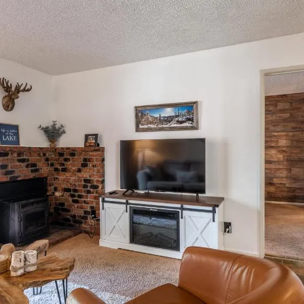 Cozy Cabin-Style Condo in Central Location, hotel v destinaci Mammoth Lakes