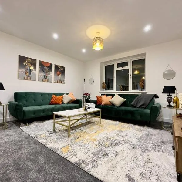 Brand new modern Cheltenham home, hotel in Gloucestershire