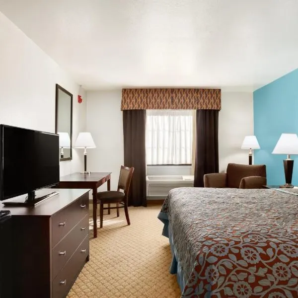 Days Inn & Suites by Wyndham Conroe North, מלון בקונרו