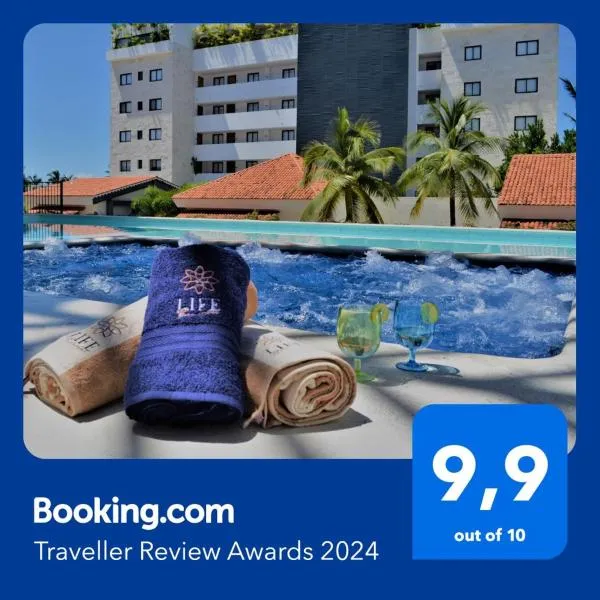 Steps from the Beach Condo Life Bucerias Golden Zone, hotel v destinaci Bucerías