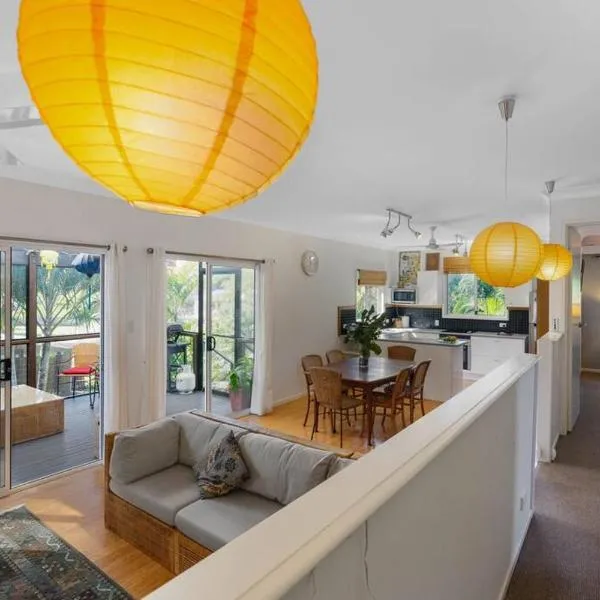 Enchanted Garden Cottage with Bikes and Air Con, hotel in Russell Island