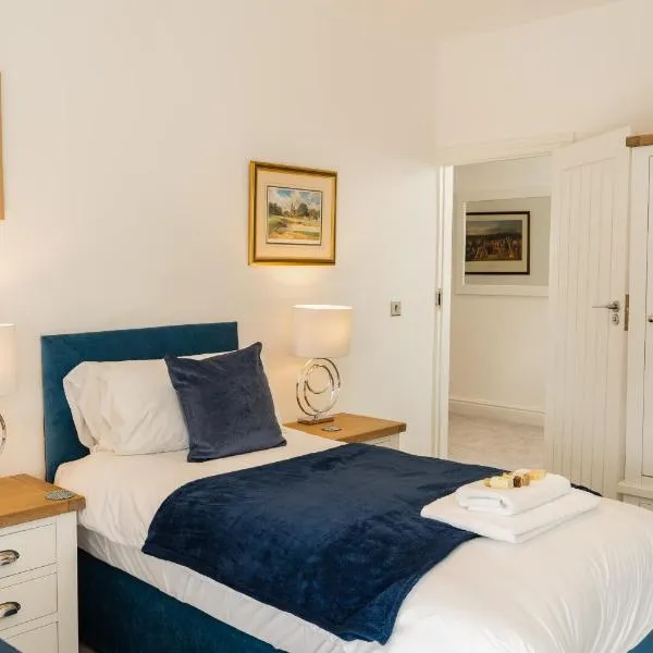 Spacious & modern 2 bed flat in Hoylake - Opposite Royal Liverpool Golf Club, hotel v destinaci Hoylake