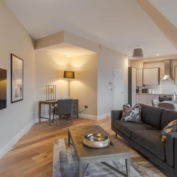 Spacious Luxury Penthouse, 2BR, Private Parking - By Tempstay, Windsor