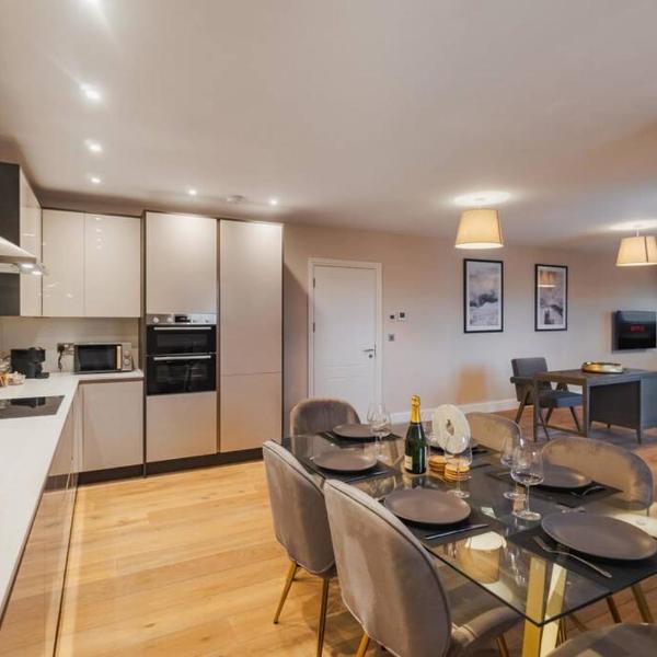 2BR Luxury Penthouse, Cinema Room, Private Parking - By Tempstay, Windsor
