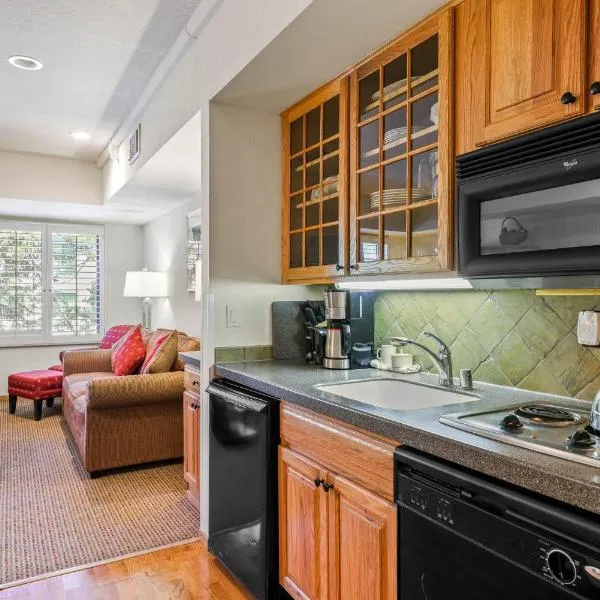 Palisades Tahoe Lodge Rentals Studio #203, Hotel in Olympic Valley