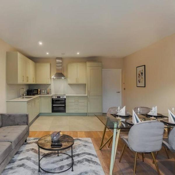 Castle Views - 2 Bed 2 Bath - Free Parking - By Tempstay, Windsor