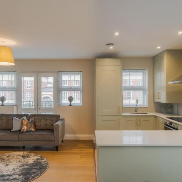 Chic 2 Bed Flat - Balcony - Allocated Parking - By Tempstay, Windsor