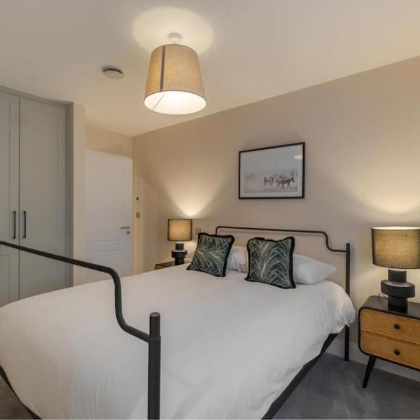 Stylish 2 Bed 2 Bath Apartment - Allocated Parking - By Tempstay, Windsor