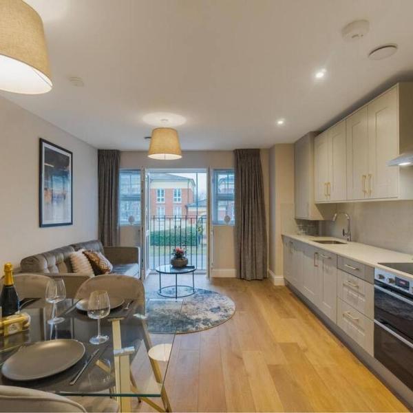Modern 2 Bed Apartment - Allocated Parking - By Tempstay, Windsor