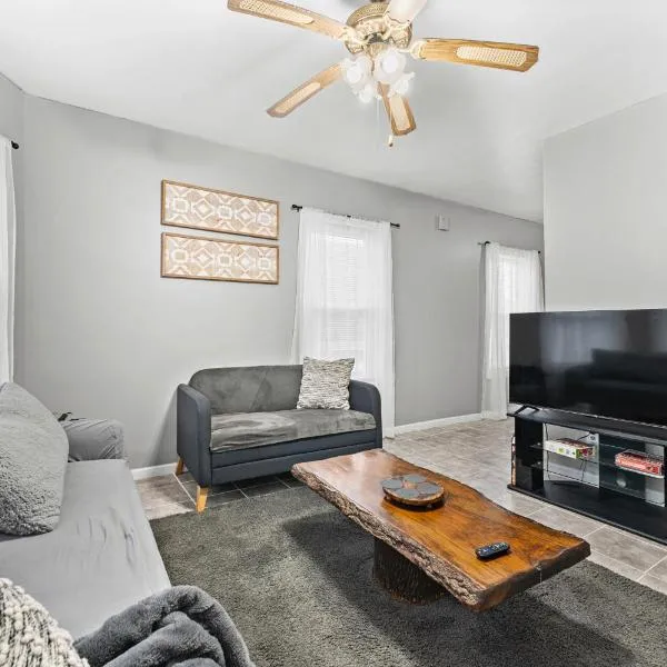Sleeps 5 near ferry, train to Boston and downtown 3br apartment, hotel in New Bedford