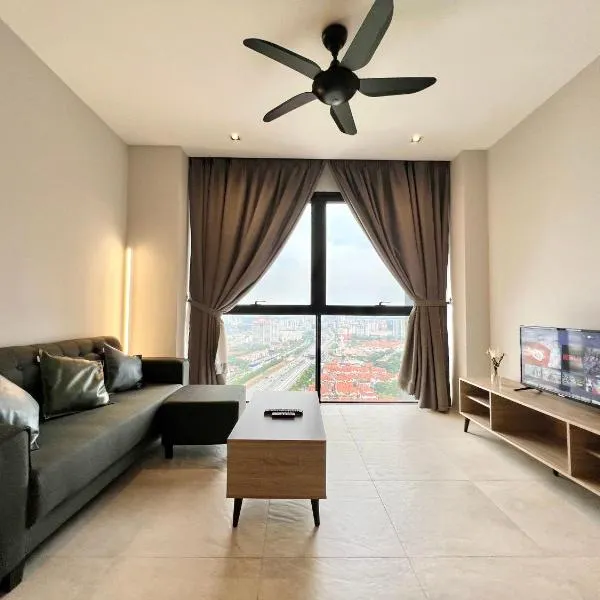 LA 1-10 Pax Cozy Home Tropicana 3Rooms 4QBeds Wifi&TV, hotel in Petaling Jaya