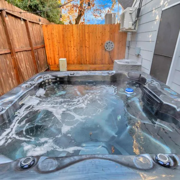 1976 AccessibleGem Jacuzzi Sleep13 ChinaTown 20mins DT, hotel in Houston