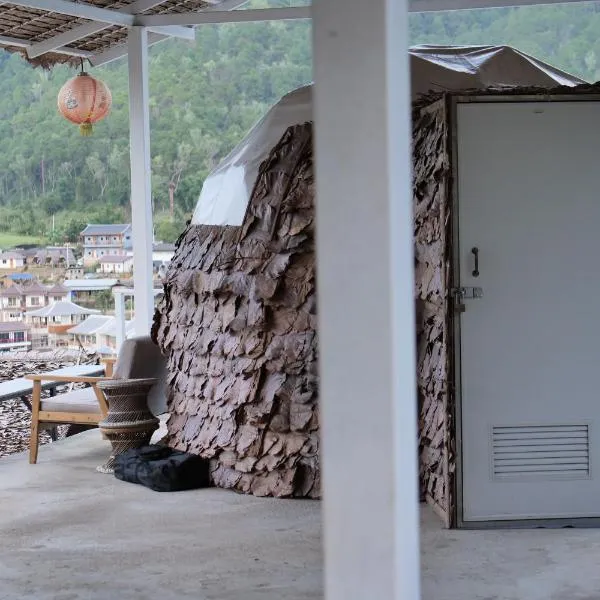 เห็ดเหลือง แคมป์โซนเต็นท์โดมDome tents Camping Zone Hedreung Rakthai camping, hotel in Ban Rak Thai