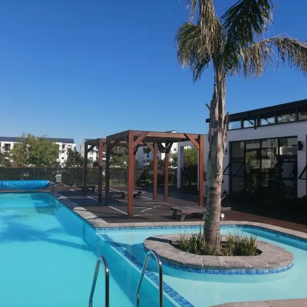 The Sandown Blouberg self catering unit, hotel in Parklands