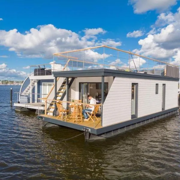 Hausboot Aegir mit Dachterrasse in Schleswig am Ostseefjord Schlei, hotel in Schleswig