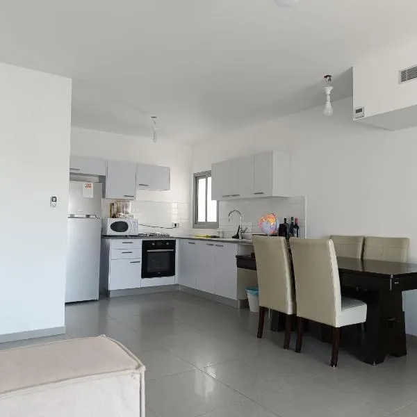 Lovely room at Benny's apartment, hotel en Netivot