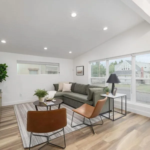 Updated 2BR 1BA Flat Steps from 25th Street Fun、オグデンのホテル