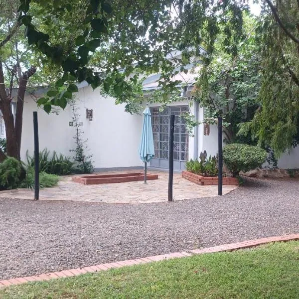 DRIFTWOOD BOUTIQUE BED AND BREAKFAST โรงแรมในLobatse