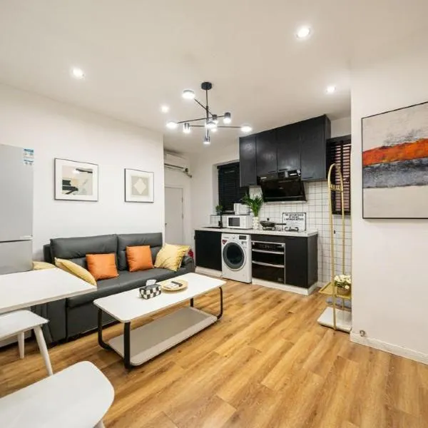 Shanghai Hills&Well-time Family Homestay Fuxing 3 Bedrooms Near Line 1 Changshu rd and Near Jing'an Temple，上海的飯店