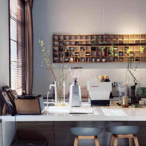 Shanghai Downtown Hills Boutique Guesthouse - Near Metro Line 7, Exit 3, Changping Road, hotel v Šanghaji