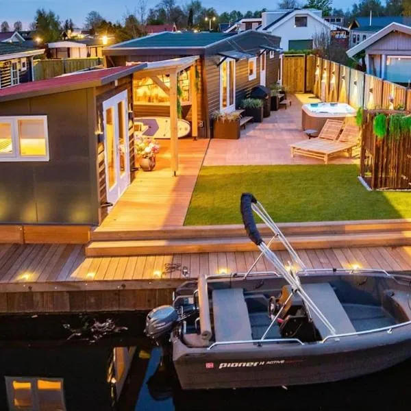 Cabana incl boat, jacuzzi,subboarts on a quiet park with private parking, hotel in Loosdrecht