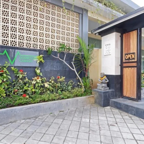 V Canggu Dormitory, hotel in Canggu